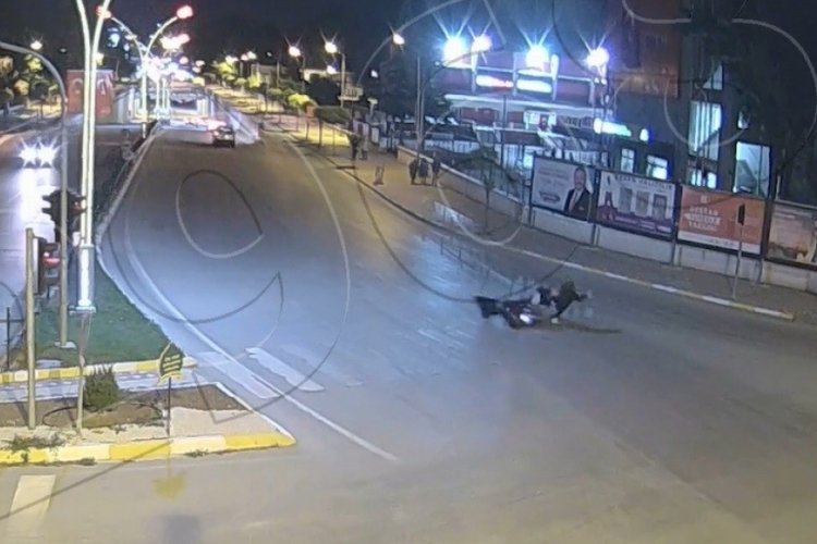 Motosikletiyle 2 yayayı ezdi