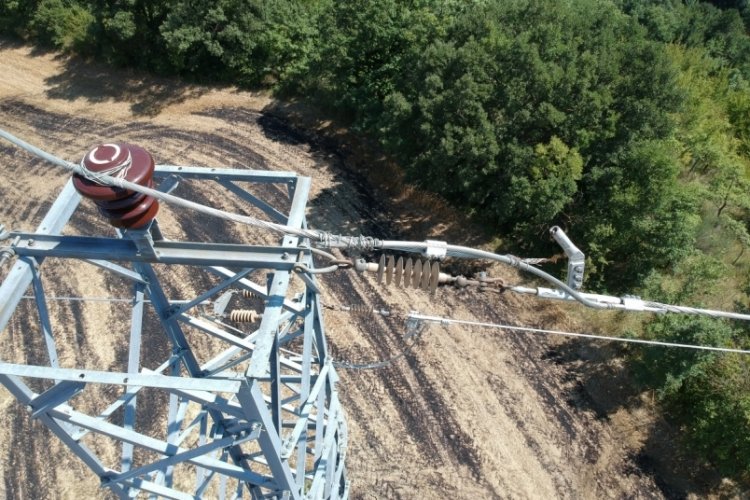 Y&uuml;ksek gerilime kapılan karga k&ouml;y&uuml; yakıyordu