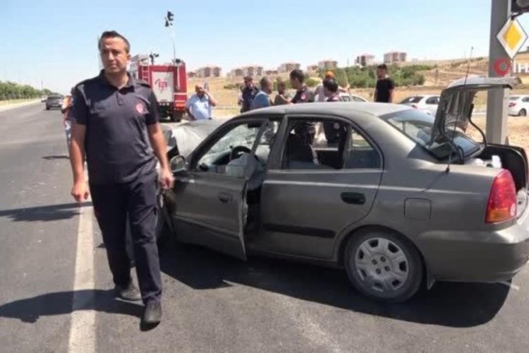 Otomobil kırmızı ışıkta duran araca &ccedil;arptı: 5 yaralı