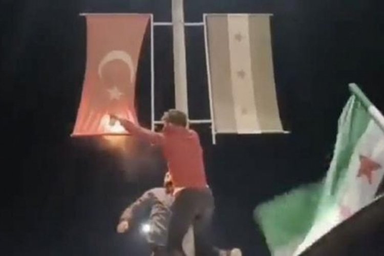 Suriye'de Türk bayrağını yakma girişiminde bulunan iki kişi yakalandı