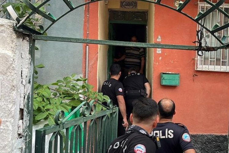 Evinin &ouml;n&uuml;ne ara&ccedil; park eden s&uuml;r&uuml;c&uuml;ye ateş a&ccedil;tı