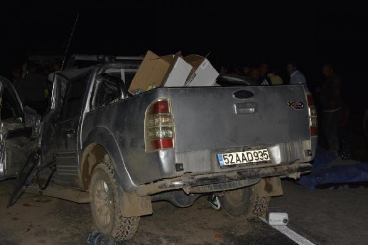TIR'a &ccedil;arpan kamyonetteki 3 kişi &ouml;ld&uuml;
