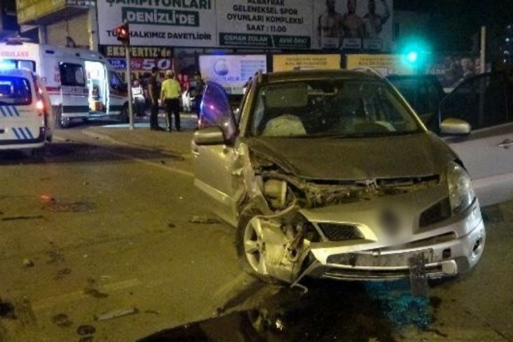 Alkoll&uuml; s&uuml;r&uuml;c&uuml; dehşet sa&ccedil;tı: 1 &ouml;l&uuml;, 4 yaralı