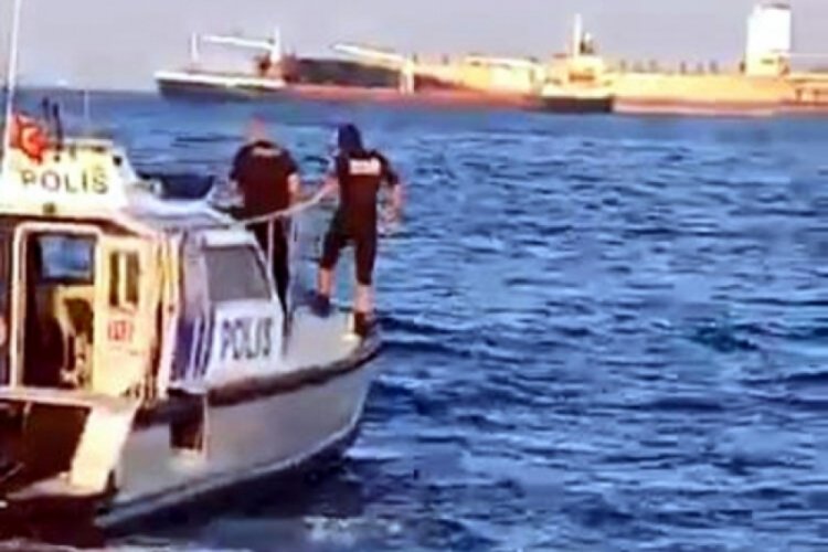 Polisten ka&ccedil;mak i&ccedil;in denize atladı