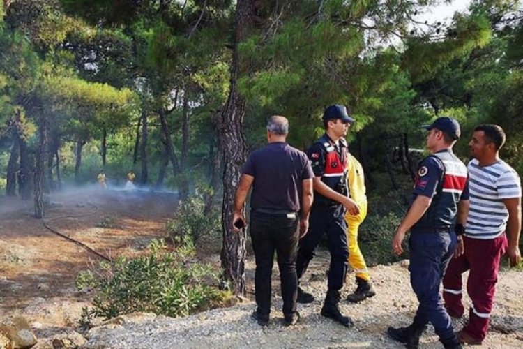 Yangın b&uuml;y&uuml;mesin diye ayaklarındaki botlarla m&uuml;dahale ettiler
