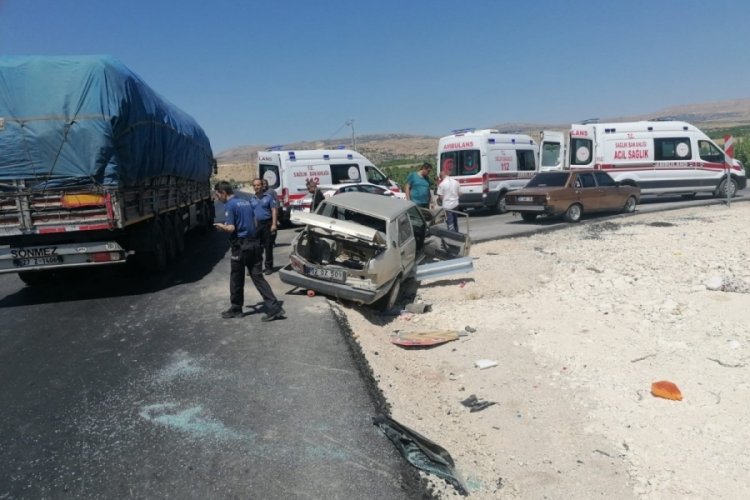 İki otomobilin &ccedil;arpıştığı kazada 12 kişi yaralandı
