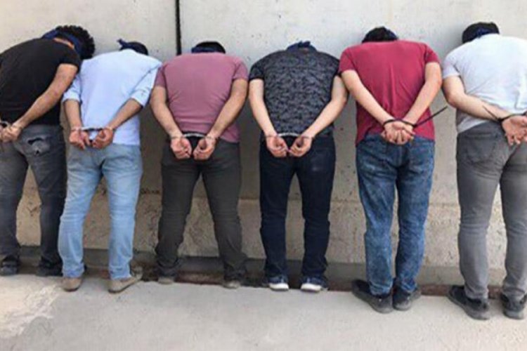 T&uuml;rk bayrağını indirmeye &ccedil;alışan provokat&ouml;rler g&ouml;zaltına alındı