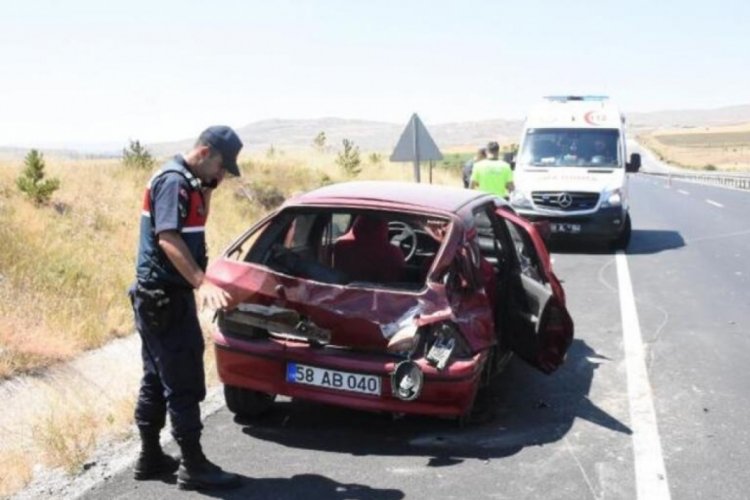 Otomobil, bariyerlere &ccedil;arptı; 2'si ağır 5 yaralı