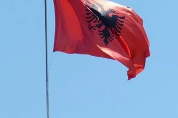 Arnavutluk'ta T&uuml;rk bayrağını indirip denize atan zanlı g&ouml;zaltına alındı
