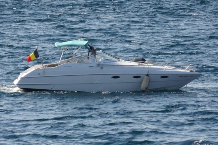 &Ccedil;anakkale a&ccedil;ıklarında s&uuml;r&uuml;klenen tekne kurtarıldı