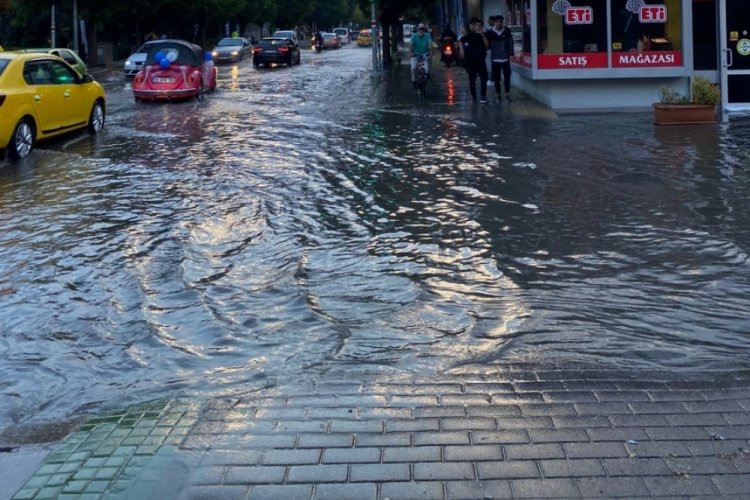 Eskişehir'de sağanak yağış ve dolu hayatı fel&ccedil; etti