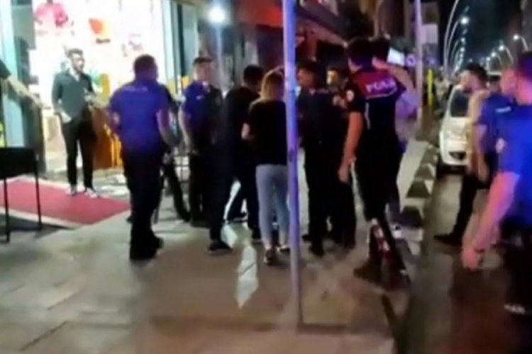 &Ccedil;ocukların kavgasına b&uuml;y&uuml;kler de dahil olunca ortalık savaş alanına d&ouml;nd&uuml;