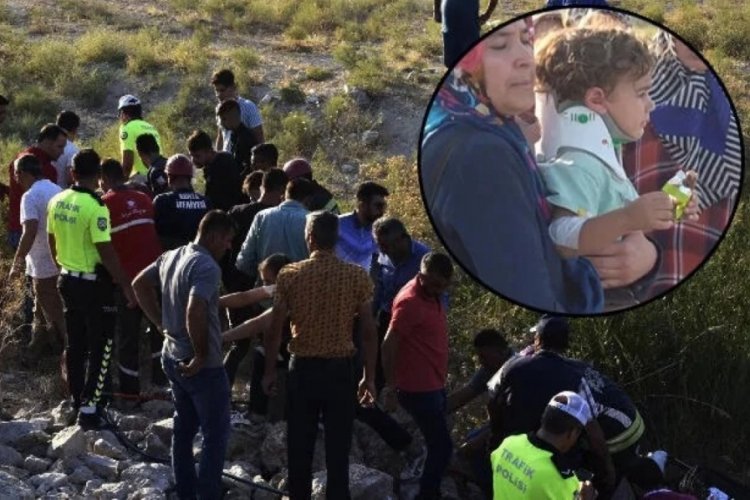Feci kazada babasını kaybetti! &Ccedil;ikolata verip sakinleştirmeye &ccedil;alıştılar