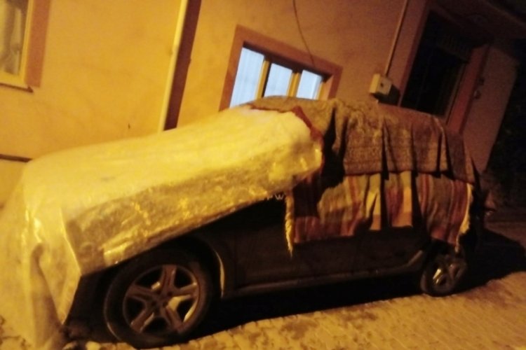 Uyarıları dikkate aldılar ara&ccedil;larının &uuml;st&uuml;ne battaniye &ouml;rtt&uuml;ler
