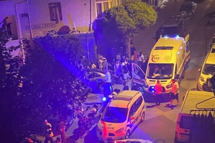 D&uuml;ğ&uuml;n salonu &ouml;n&uuml;nde kavga: 3 kişi bı&ccedil;aklandı