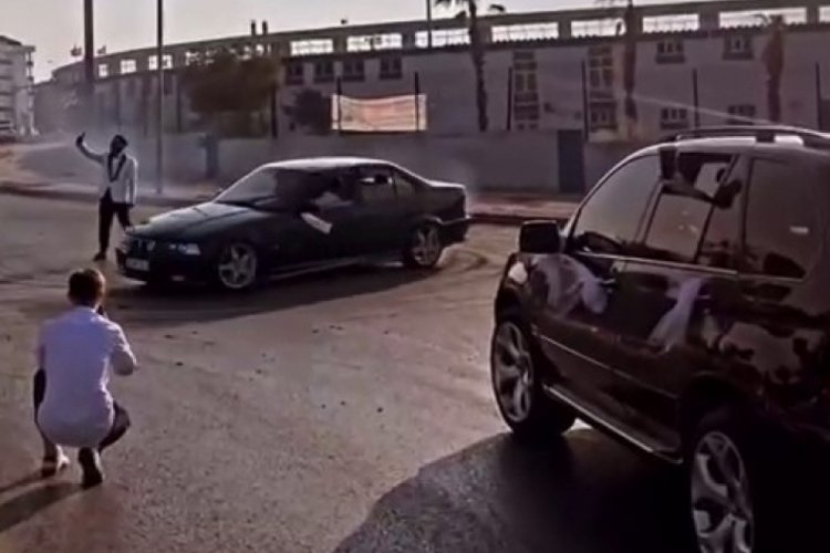 Trafiği durdurup damadın etrafında drift yaptılar