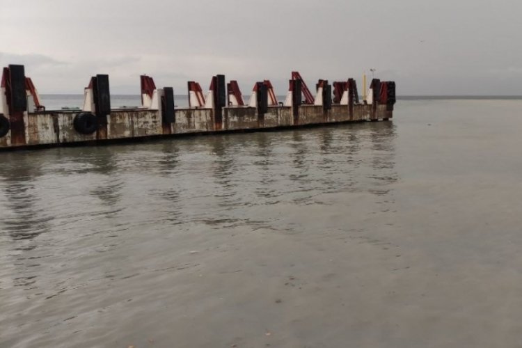 Bursa'da yağmur denizin rengini değiştirdi