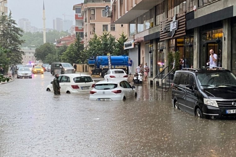 İstanbul'da yağış nedeniyle 3 ara&ccedil; suya g&ouml;m&uuml;ld&uuml;