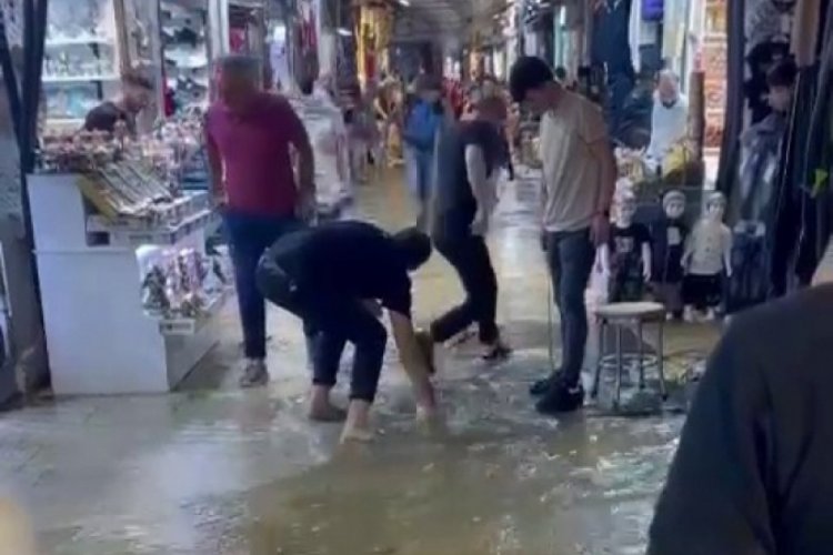 İstanbul'da Tarihi Kapalı &Ccedil;arşı'yı su bastı