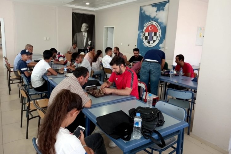 G&ouml;rme engelliler satran&ccedil; m&uuml;sabakaları yapıldı