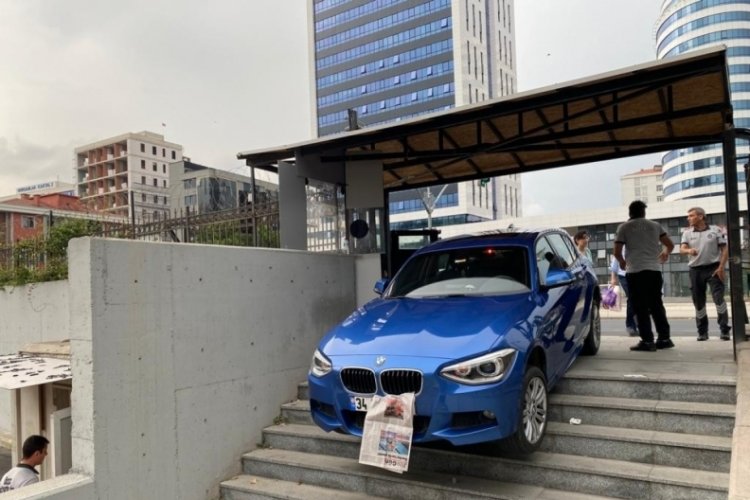 Otomobil merdivenlerde asılı kaldı