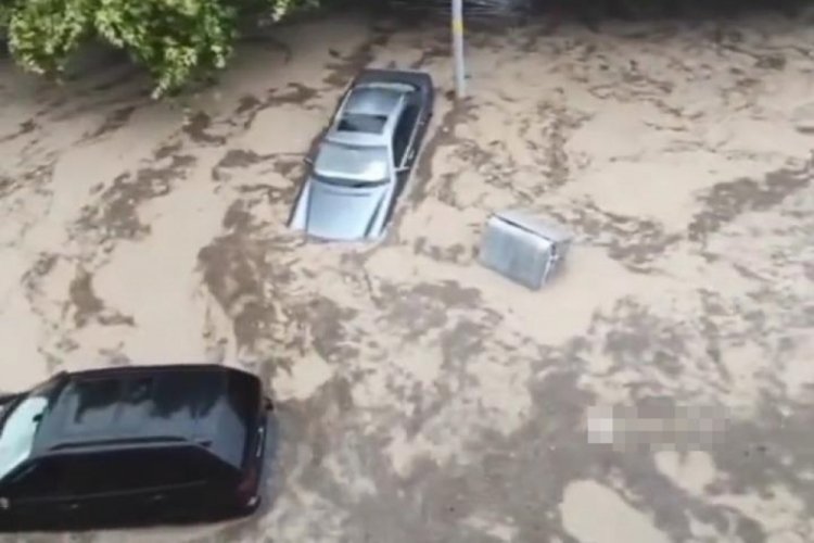 Bursa'nın Mudanya il&ccedil;esinde dere taştı