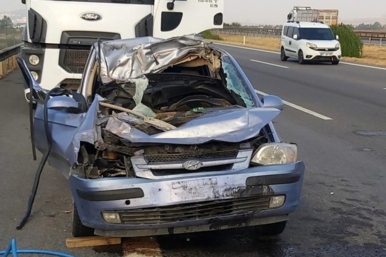 Otomobilin tıra arkadan &ccedil;arptığı kazada 2 kişi &ouml;ld&uuml;
