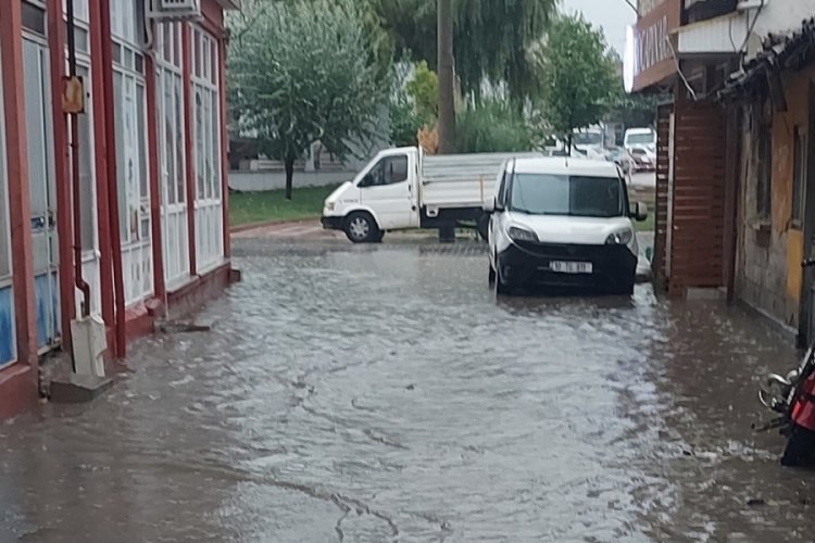 Balıkesir'de fırtına ve yağış hayatı olumsuz etkiledi