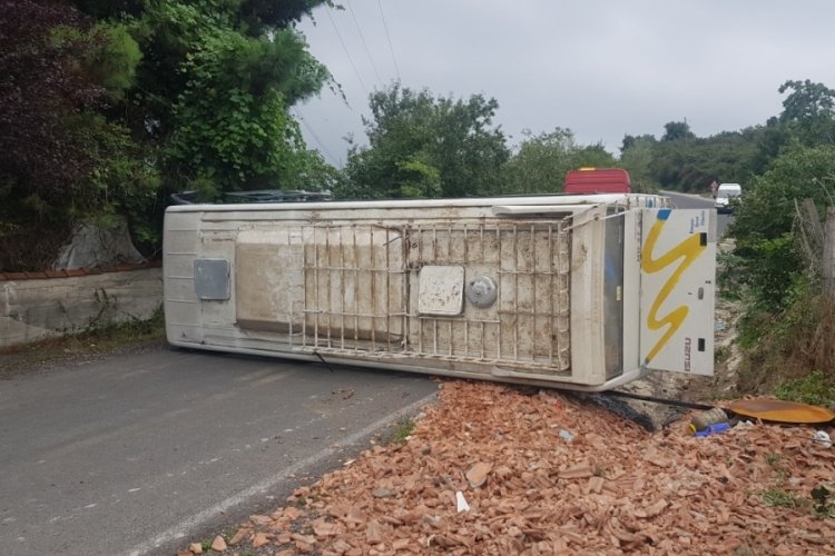 El freni &ccedil;ekilmeyen midib&uuml;s devrildi: Yaralılar var