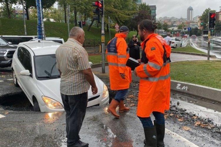 Yağmurda yol &ccedil;&ouml;kt&uuml; otomobil &ccedil;ukura d&uuml;şt&uuml;