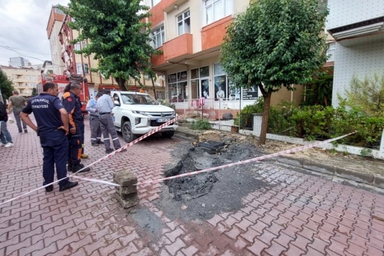 İstanbul'da yol &ccedil;&ouml;kt&uuml;, ev ve iş yerlerini su bastı