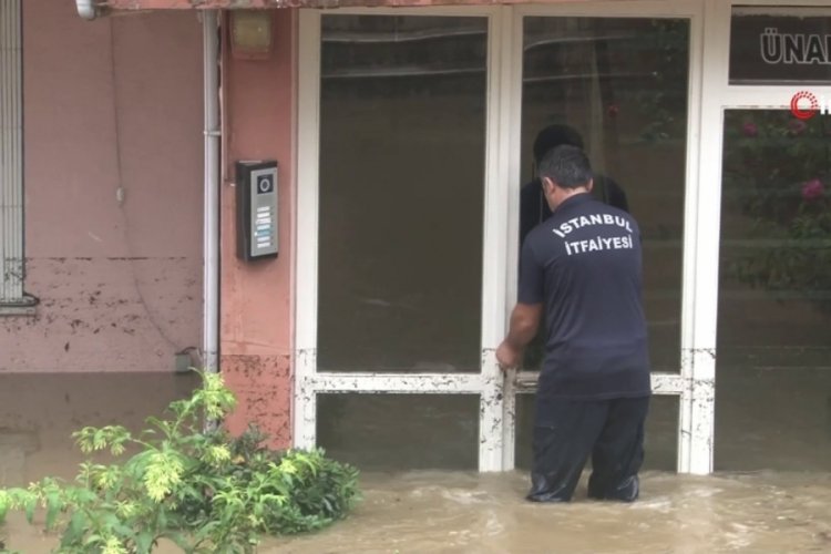 İstanbul'da evleri su bastı: Anne ve 2 &ccedil;ocuğu mahsur kaldı