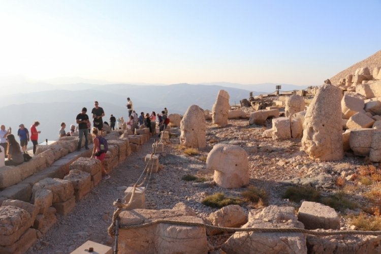 Nemrut Dağı'nda turist yoğunluğu