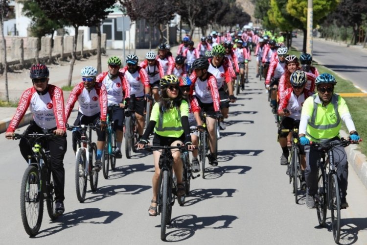4. Van Denizi Bisiklet Festivali'nde, Van G&ouml;l&uuml; i&ccedil;in pedal &ccedil;eviriyorlar
