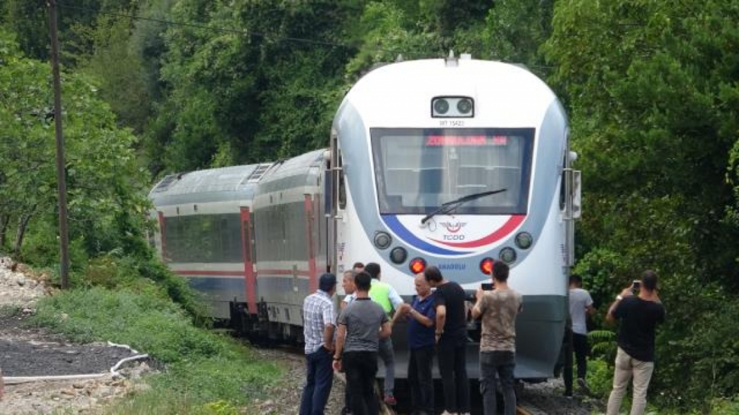 Telefonla konuşurken kornayı duymayan gen&ccedil; kıza tren &ccedil;arptı