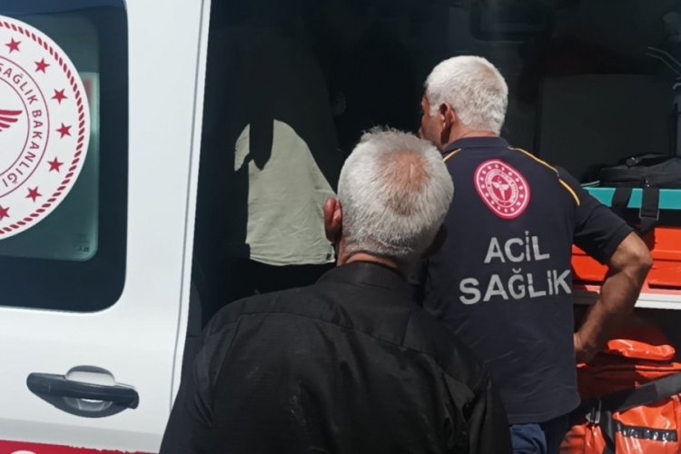 Semt pazarındaki bı&ccedil;aklı kavgada kan aktı: 2 yaralı