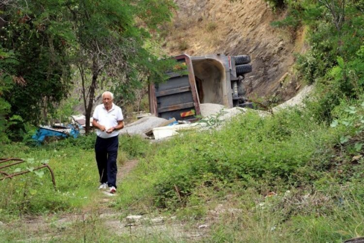&Ccedil;akıl y&uuml;kl&uuml; kamyon Erg&uuml;n Penbe'nin babasına ait barakaya d&uuml;şt&uuml;