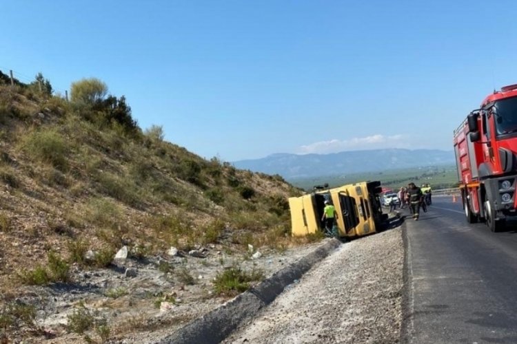 Akaryakıt tankeri devrildi, facianın eşiğinden d&ouml;n&uuml;ld&uuml;