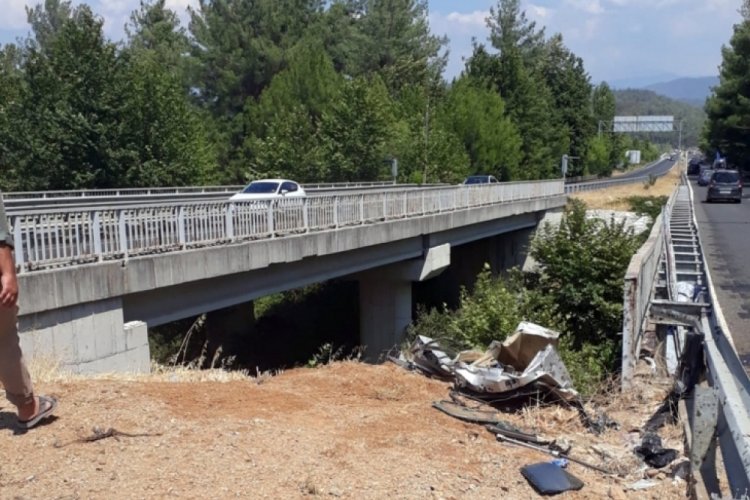 Ara&ccedil; su tahliye kanalına u&ccedil;tu: Yaralılar var