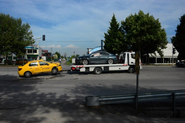 Otomobil ile ticari taksi &ccedil;arpıştı: 3 yaralı