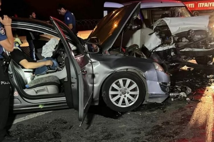 İki ara&ccedil; kafa kafaya &ccedil;apıştı! Yaralılar var