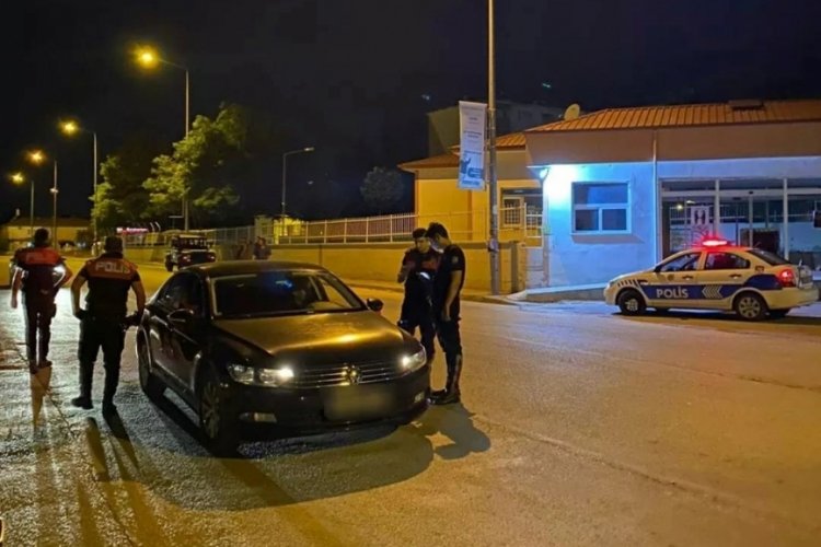 Yapılan denetimlerde &ccedil;eşitli su&ccedil;lardan aranan 61 kişi yakalandı