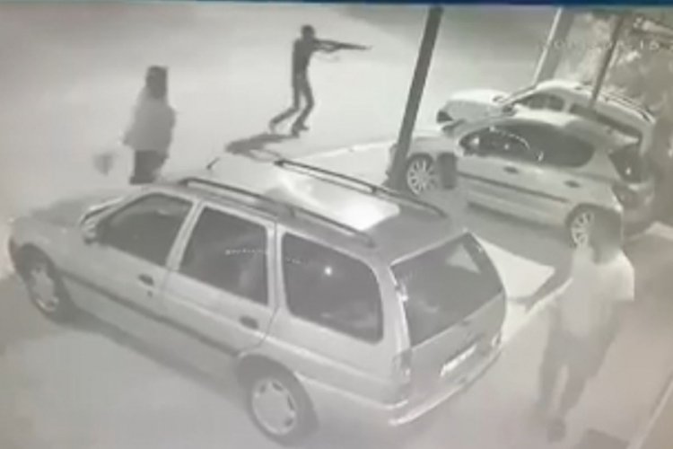 D&uuml;n&uuml;rlerin kavgasında silahlar patladı: 13 yaşındaki &ccedil;ocuk bı&ccedil;aklandı