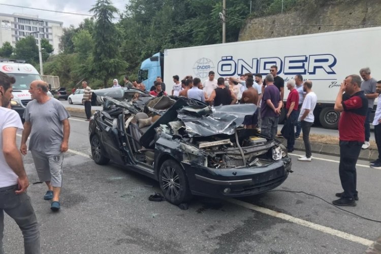 Otomobil tıra arkadan &ccedil;arptı: 3'&uuml; &ccedil;ocuk, 6 kişi yaralandı