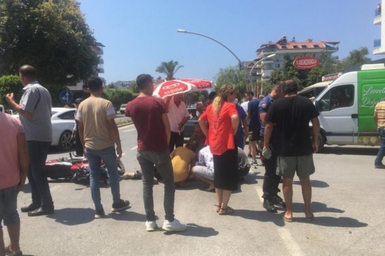 Antalya'da korkun&ccedil; kaza! Motosiklet ile otomobil &ccedil;arpıştı: 1'i ağır, 2 yaralı