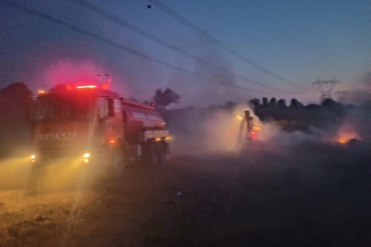 &Ccedil;ıkan yangında samanlar k&uuml;le d&ouml;nd&uuml;
