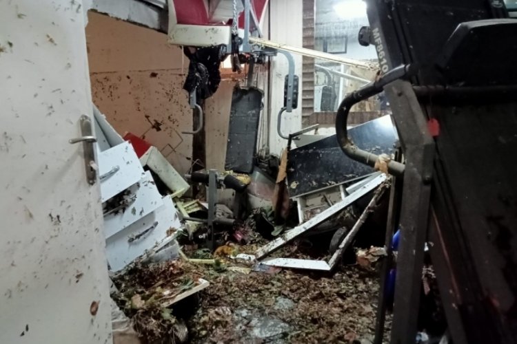 Sel felaketi bir&ccedil;ok d&uuml;kkanı kullanılamaz hale getirdi