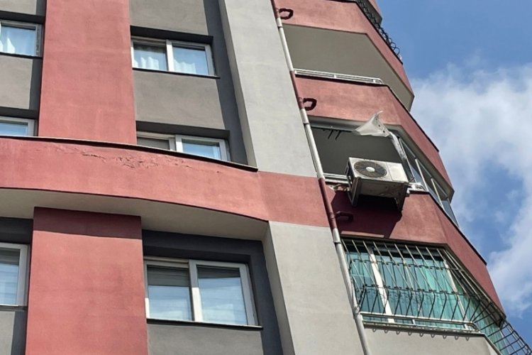 D&ouml;rd&uuml;nc&uuml; kattan d&uuml;şen &ccedil;ocuk yaşam m&uuml;cadelesi veriyor
