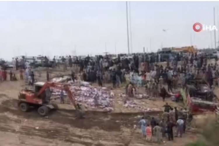 Pakistan'da feci kaza: 8 &ouml;l&uuml;, 32 yaralı