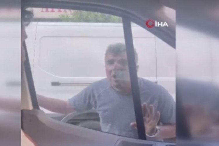 Kamyonet s&uuml;r&uuml;c&uuml;s&uuml; kendisini uyaran kişiye saldırdı